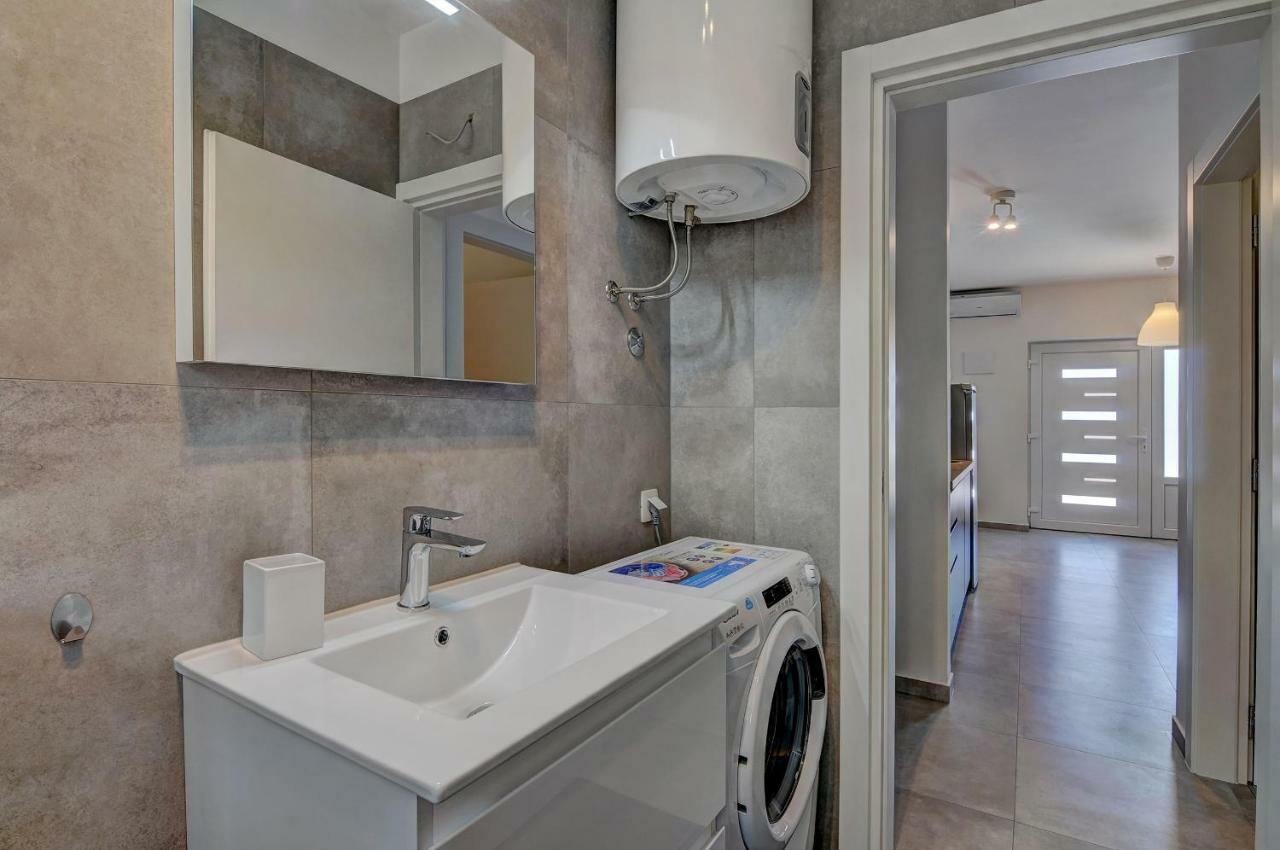 Apartman D พูลา ภายนอก รูปภาพ